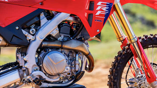 CRF450R modell 449,7 köbcentiméteres, négyszelepes Unicam motorja