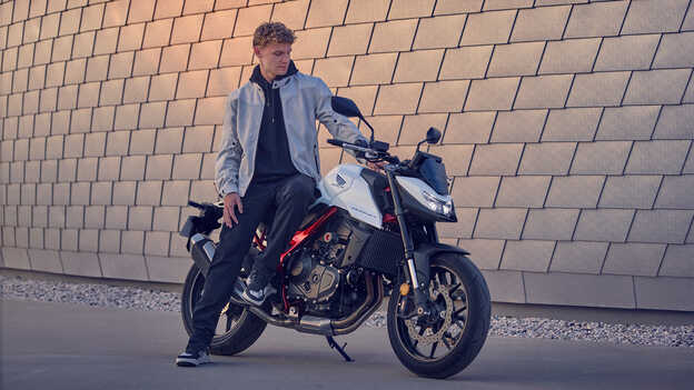 A2-es jogosítvánnyal vezethető, 35 kW-os változatban is